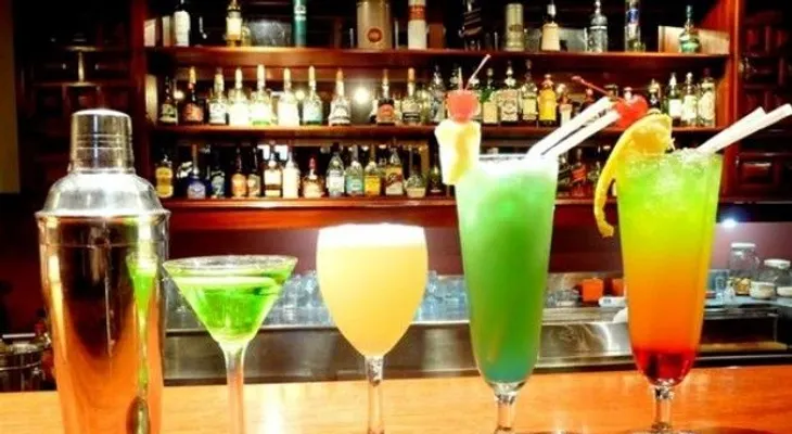 Negocios de dominicanos en Nueva York podrán vender alcohol más temprano