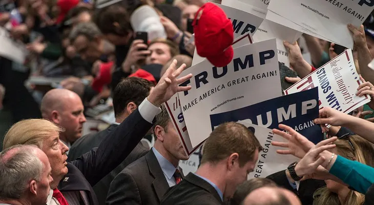 Donald Trump responde a quienes lo comparan con Hitler