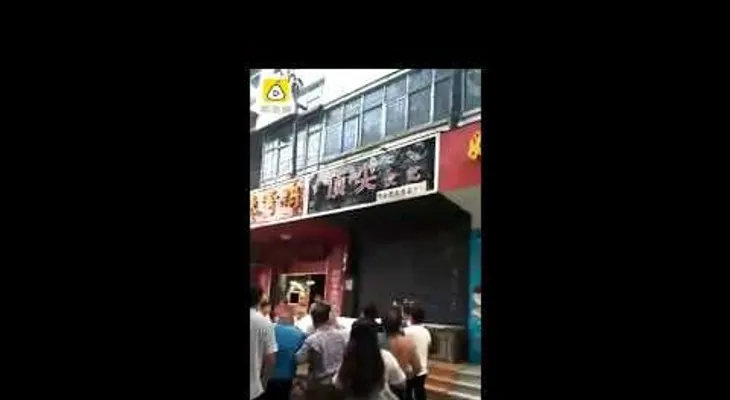 Una mujer lanza sus pequeños hijos de un 5to piso para salvarlos