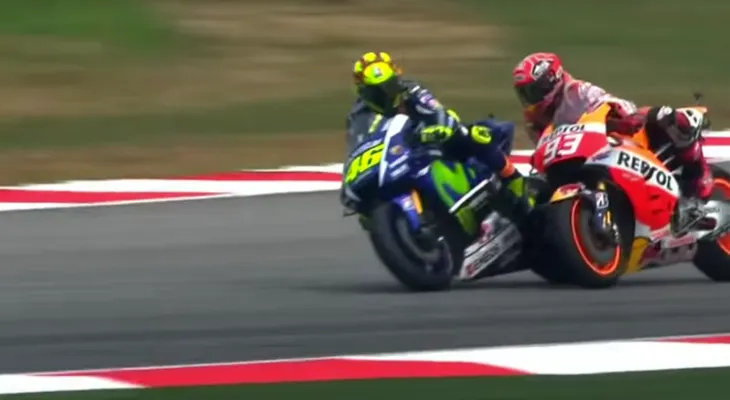 El nuevo debate que recorre internet: ¿Rossi pateó a Márquez en MotoGP?
