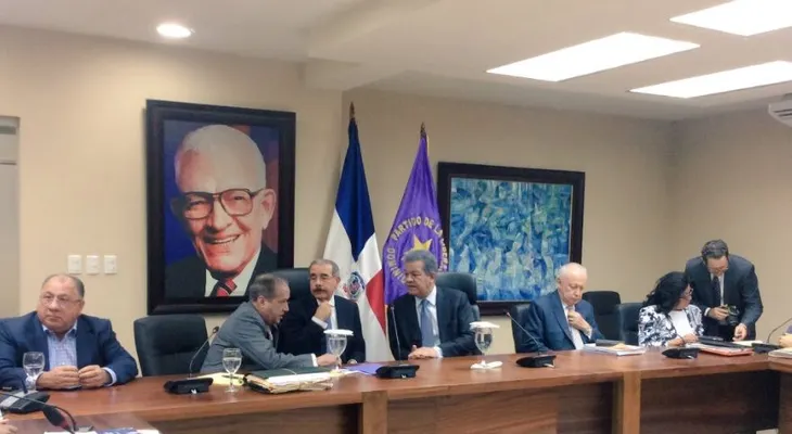 Presidente Danilo Medina y el exmantario Leonel Fernández encabezan reunión del CP del PLD 