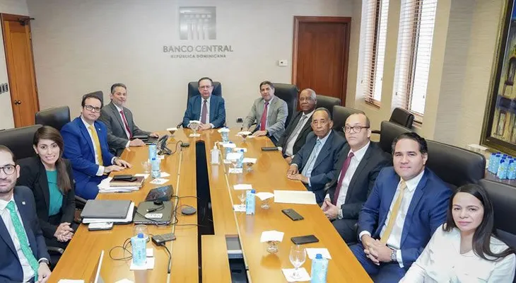 Gobernador Valdez Albizu y ministro de Agricultura evalúan desempeño de este sector