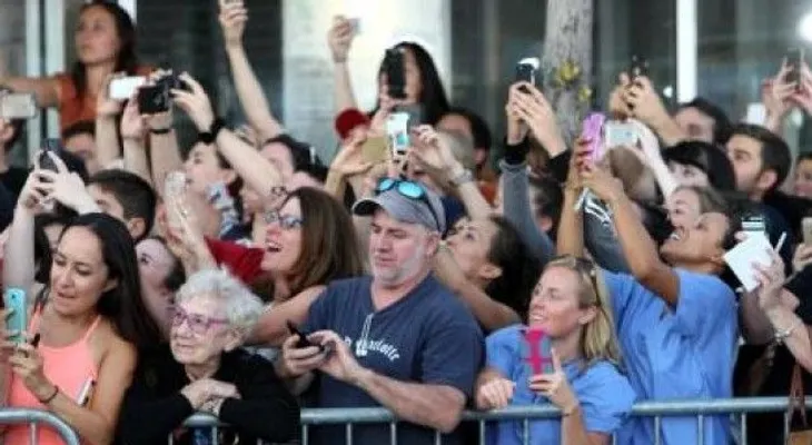 Foto de anciana da lección al mundo moderno de cómo disfrutar la vida