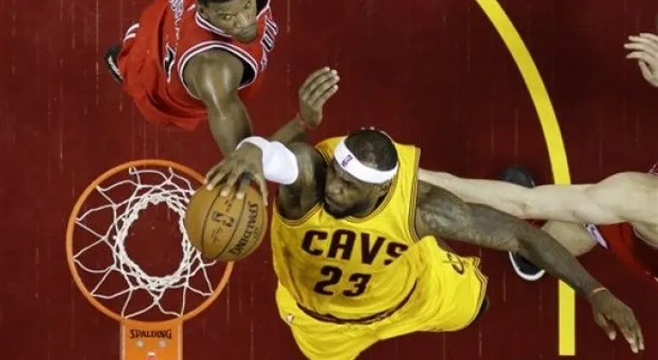 LeBron aporta 33 puntos y Cavaliers empatan serie ante Bulls 