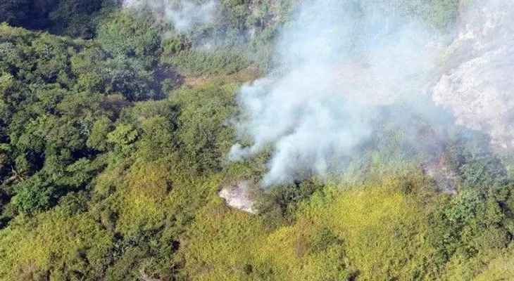 Más de 300 hombres siguen tratando de sofocar incendio en Los Haitises