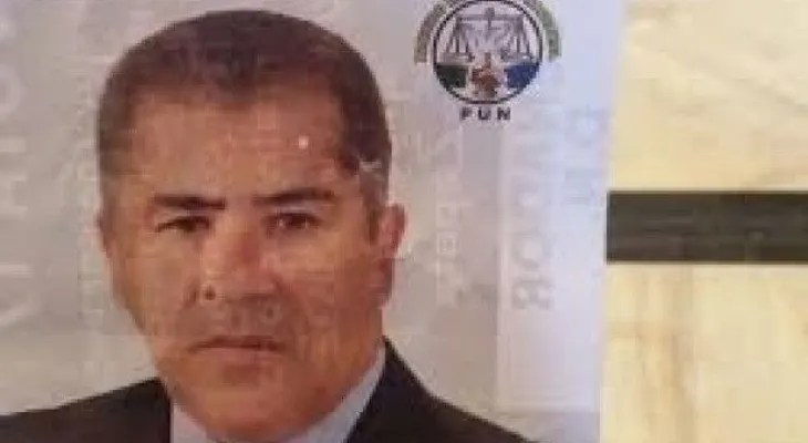 Avioneta lanza en Palacio volantes de Percival Peña