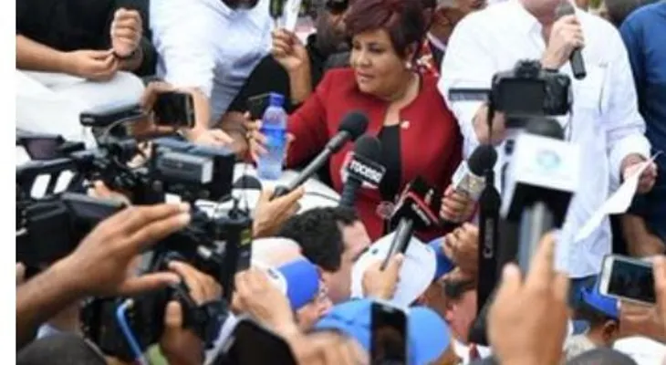 Abinader acude al Congreso donde advierte si someten reforma, protestará en las calles con su gente 