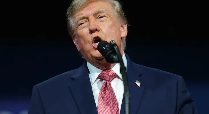 Trump arremete contra manifestantes en sus mitines y asegura que les pagan 250 dólares