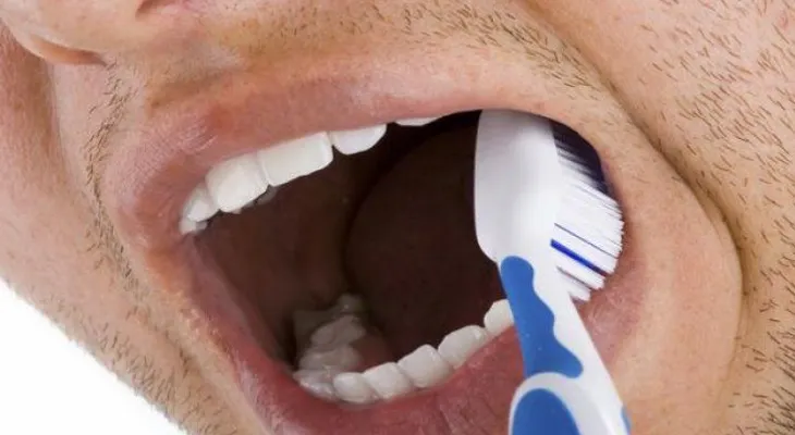 5 objetos que usas a diario y son más sucios que el piso de un baño