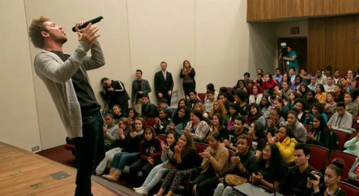 David Bisbal a estudiantes: luchen cada día 
