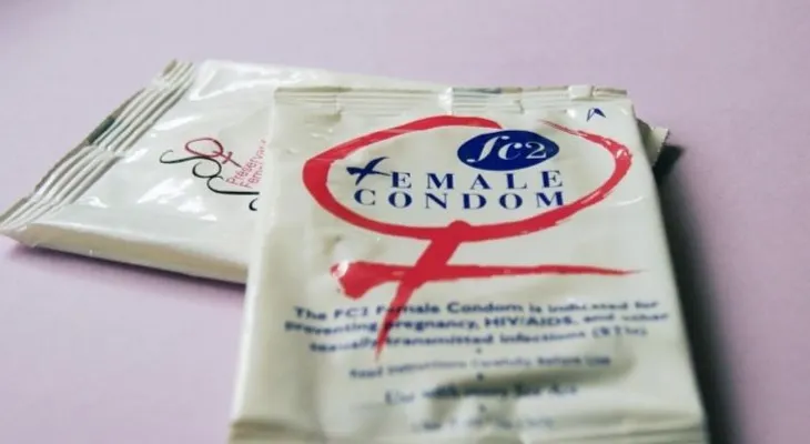 ¿Cómo se coloca el condón femenino y cuáles son las ventajas de usarlo?
