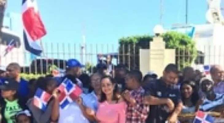 Decenas de personas van al Congreso para apoyar al presidente Medina en rendición de cuentas