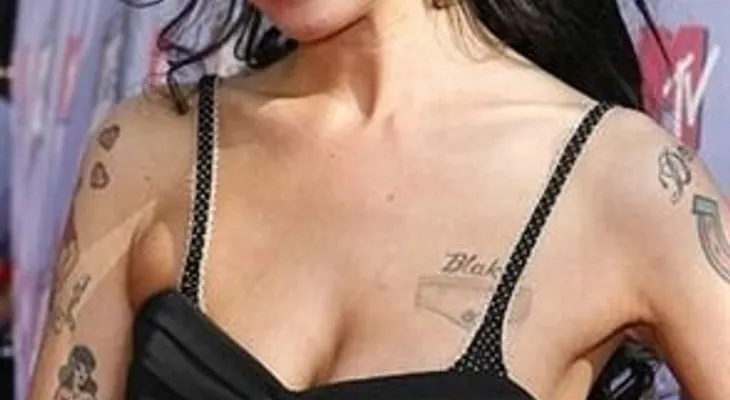 La madre de Amy Winehouse revela en un libro que el día antes de morir la artista hedía a alcohol