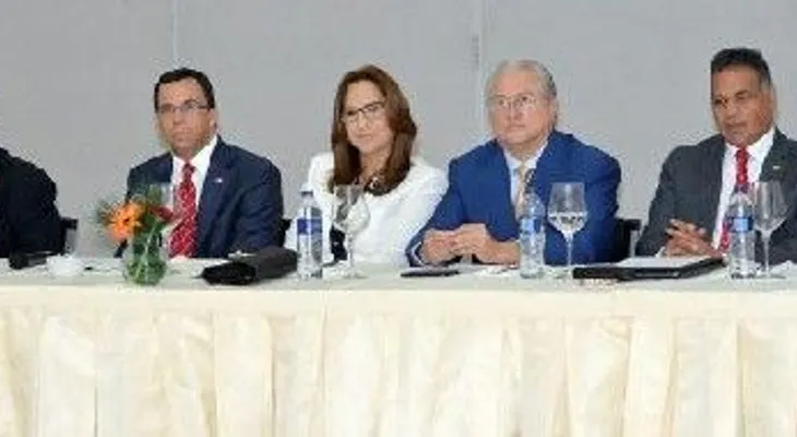 Canciller Navaro desarrolla encuentro con liderazgo económico y social de Santiago