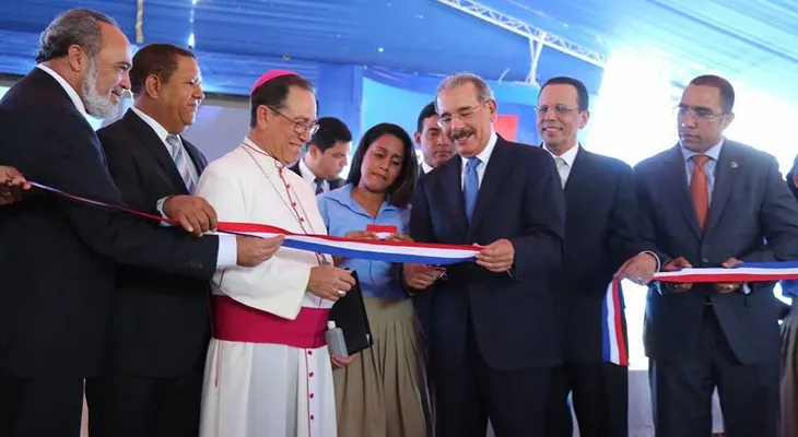 Apedrean en Higüey inauguración de escuela encabezada por el presidente Medina