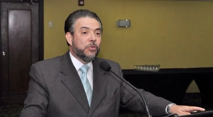 Danilo se despoja de la careta 