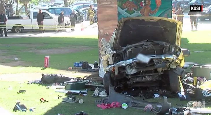 Cuatro personas mueren al caerle camioneta cuando celebraban el Día de la Raza 