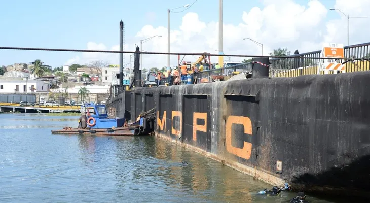 Cierran puente flotante y se produce un kilométrico entaponamiento 