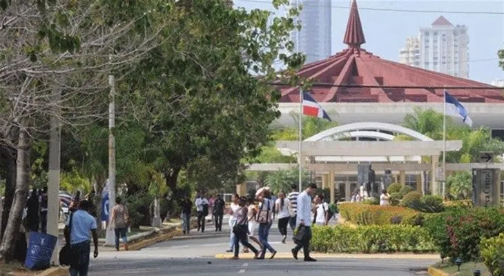 Sacan a 22 profesionales del sistema por notas alteradas