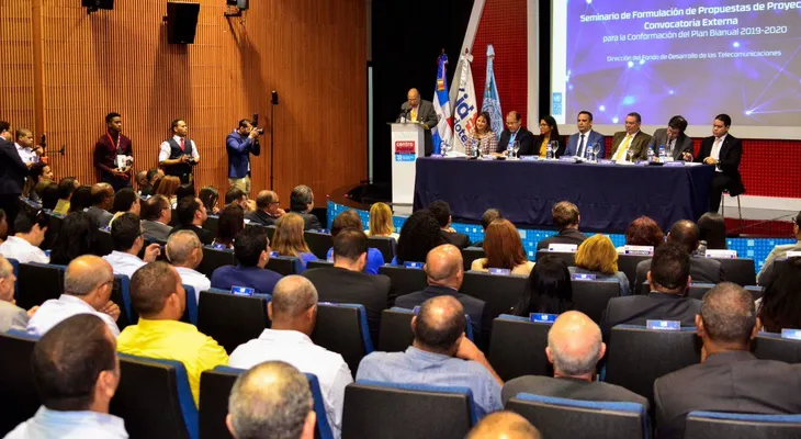 No es posible desarrollar telecomunicaciones donde hay corrupción, monopolio y exista el machismo