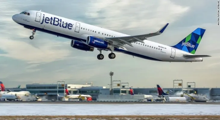 Aerolíneas reducen y limitan precios de boletos para evacuados por el huracán Irma