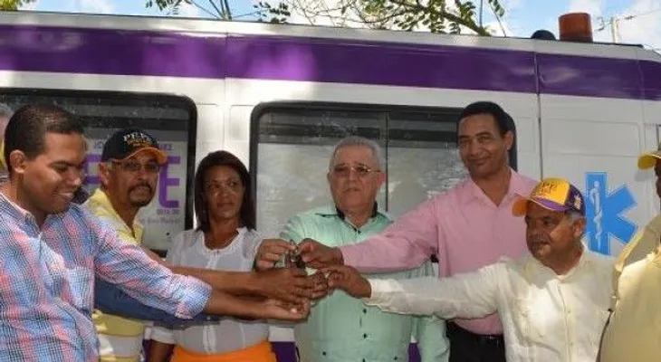 Precandidato a diputado dona ambulancia a comunidad de SPM