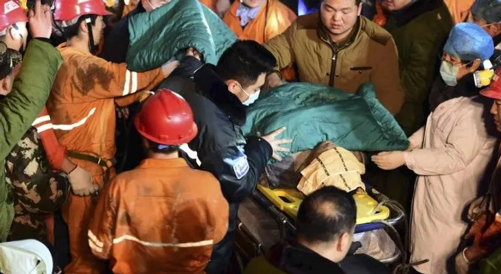 Dueño de una mina en China se suicida tras colapso que mató a uno 