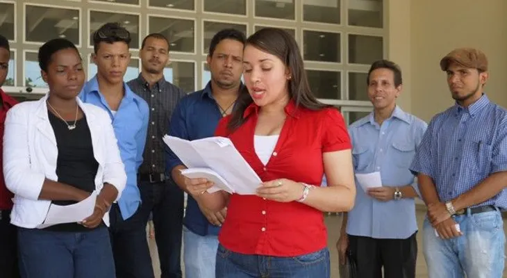 Con cantos y poesía, jóvenes exigen más inversión para la UASD