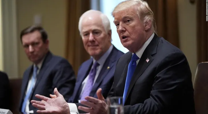 Una "surrealista" reunión de Trump sobre las armas deja a los republicanos tambaleándose y a los demócratas optimistas