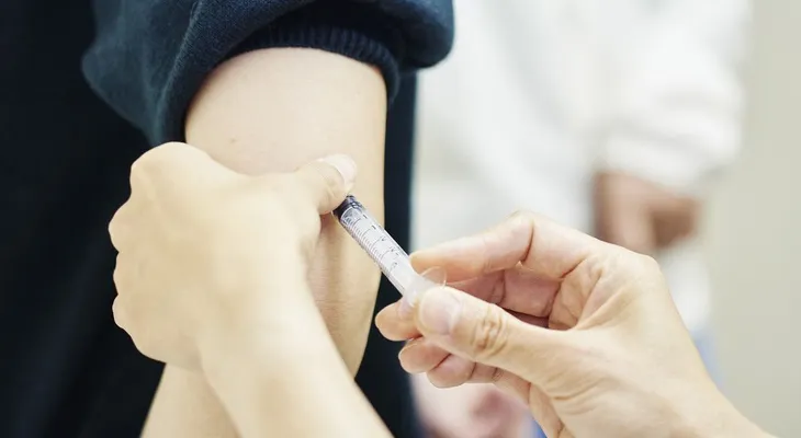 El Reino Unido empieza las primeras pruebas de una vacuna contra el coronavirus; iniciará la fabricación masiva