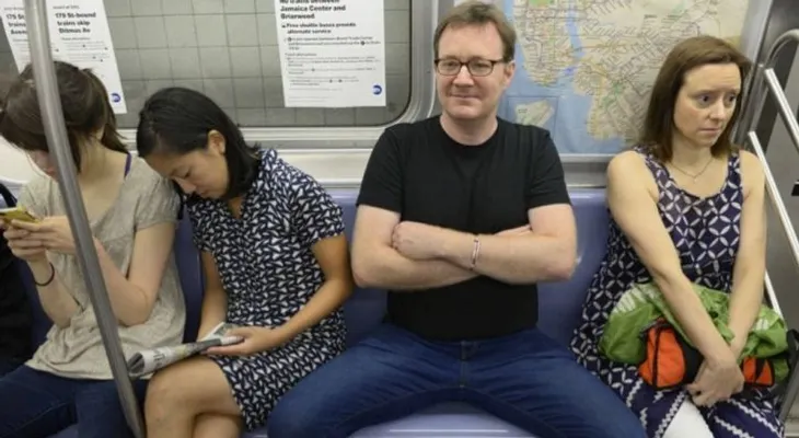 "Manspreading": qué es y por qué el despatarre masculino resulta insolidario