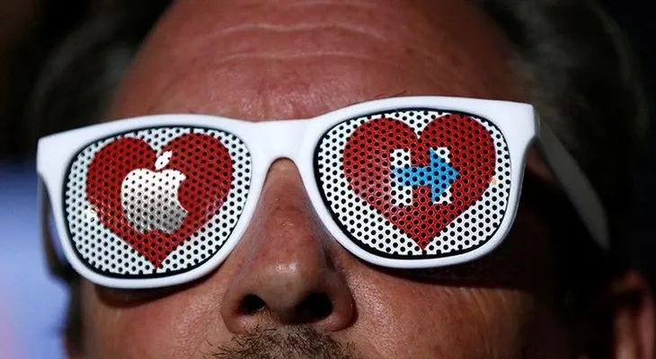 El logo de campaña de Clinton está inspirado en la manzana de Apple