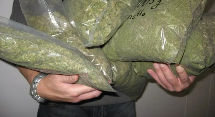 Ocupan 10 libras de marihuana en un minibús de transporte público en Elías Piña