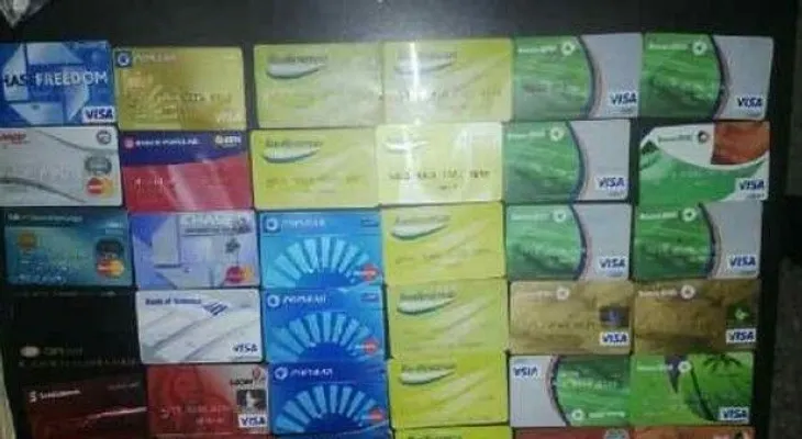 Apresan cuatro y les ocupan varias tarjetas de créditos y débitos clonadas