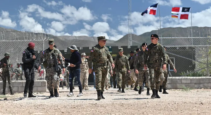 Ministro de Defensa supervisa tropas en la frontera