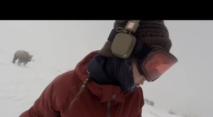 ¿Sucedió de veras?: Un oso persigue a una snowboardista