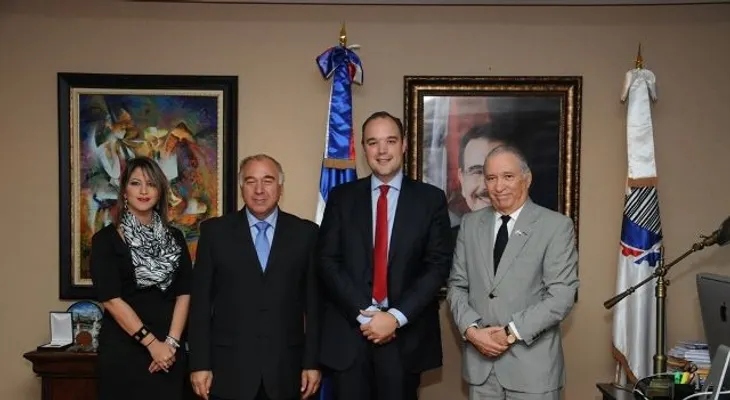 Embajador de Estados Unidos visita al ministro de la Presidencia