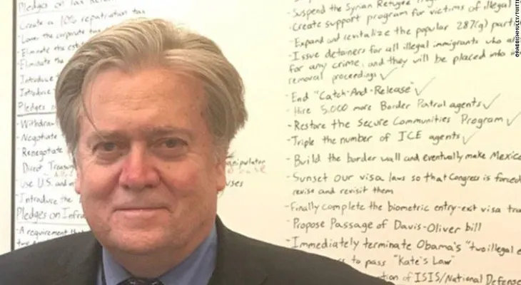 Lo que revela la pizarra de Steve Bannon, el principal estratega de Trump