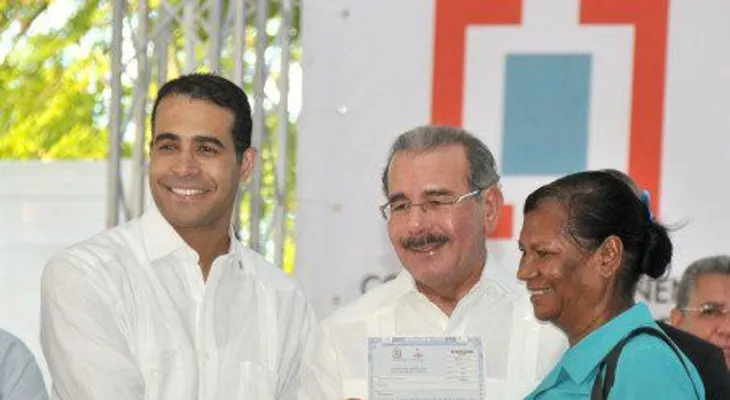 Gobierno entrega más de dos mil títulos de terrenos en comunidades de Azua