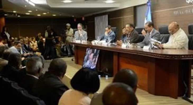 Partidos opositores saludan medida de JCE para el conteo de los votos