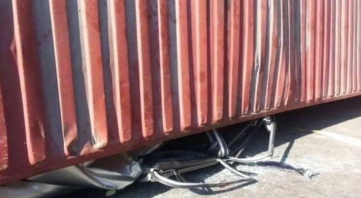 Muere mujer tras su carro ser aplastado por furgón en avenida de Santiago