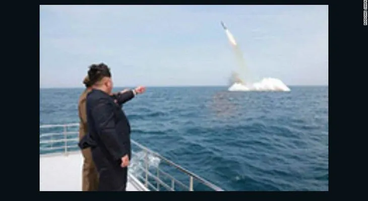 Corea del Norte lanza un misil balístico desde un submarino