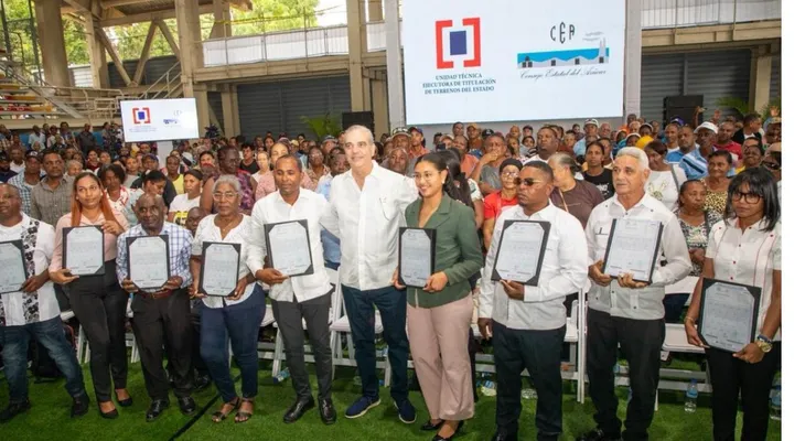 Presidente Abinader entrega 1,099 títulos de propiedad en SDO