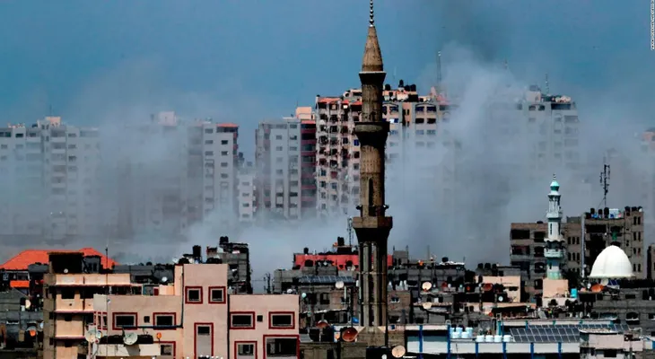 Fuerzas de Defensa de Israel lanzan docenas de ataques aéreas a blancos en Gaza