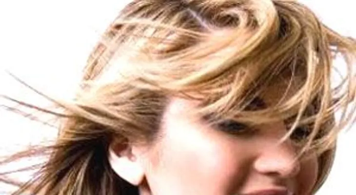 Cómo aclarar el color del pelo con miel