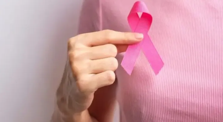 Oncólogo destaca que la detección temprana del cáncer de mama mejora el pronóstico de las pacientes