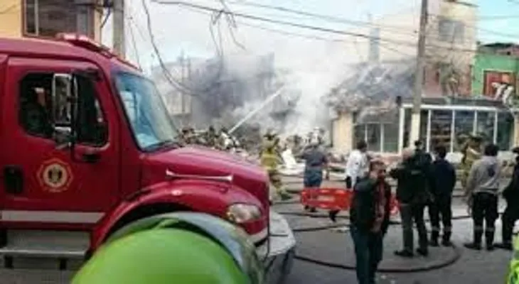 Mueren 4 en desplome de avioneta sobre viviendas en Bogotá