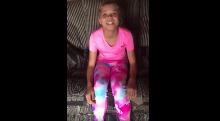 Madre sorprende a su hija transexual con la terapia hormonal que llevaban esperando más de 2 años