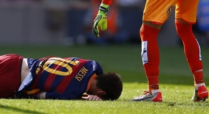 Messi cae lesionado, sale de la cancha frente a Las Palmas
