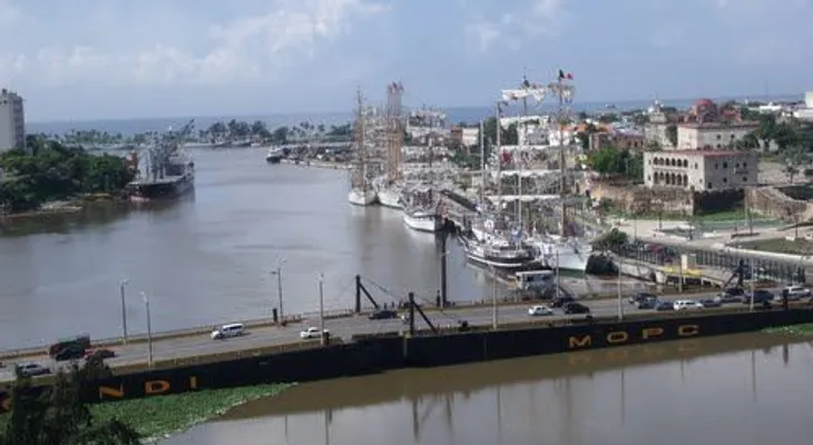Puente flotante cerrado por cruce de barcaza